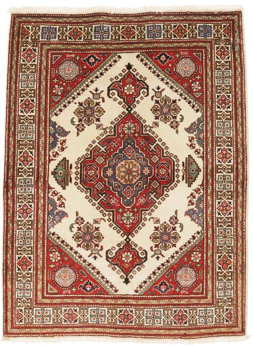 Hand-Knotted Wool Floral Oriental Area Rug 4'8 x 6'3 Vintage 1960s: Hand-Knotted Wool Floral Oriental Area Rug 4'8 x 6'3 Vintage 1960s This rare vintage semi-antique oriental rug features a classic floral pattern and is handmade from wool using a hand-knotted techniqu