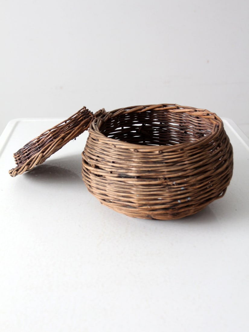 Antique Wicker Basket with Hinged Lid Rustic Storage Solution - 2