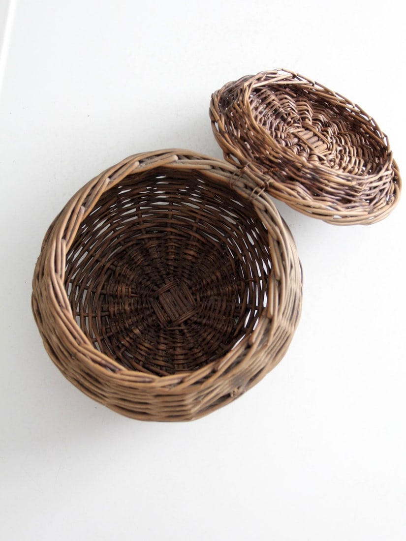 Antique Wicker Basket with Hinged Lid Rustic Storage Solution - 3