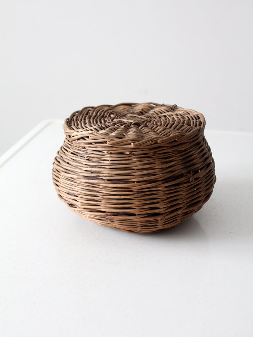Antique Wicker Basket with Hinged Lid Rustic Storage Solution - 5
