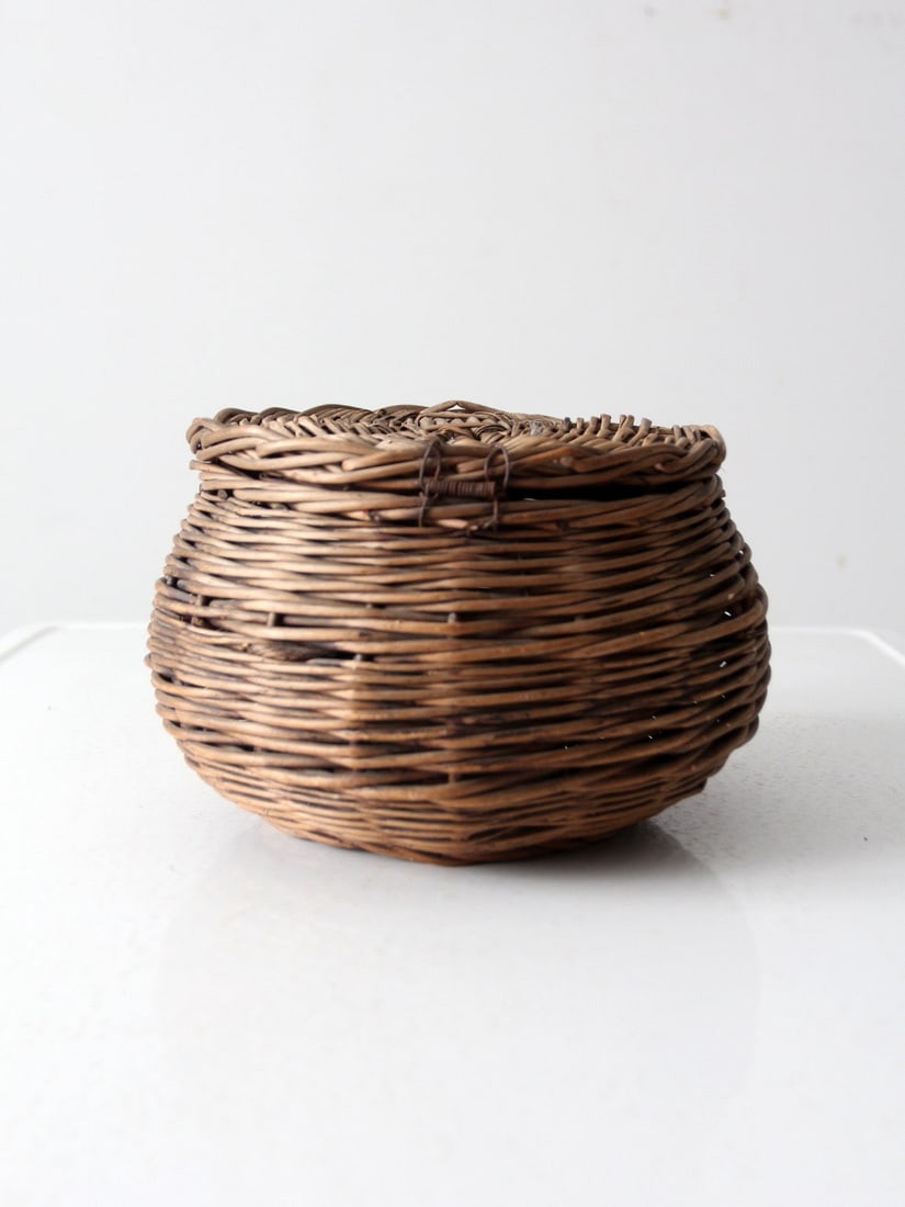 Antique Wicker Basket with Hinged Lid Rustic Storage Solution - 8