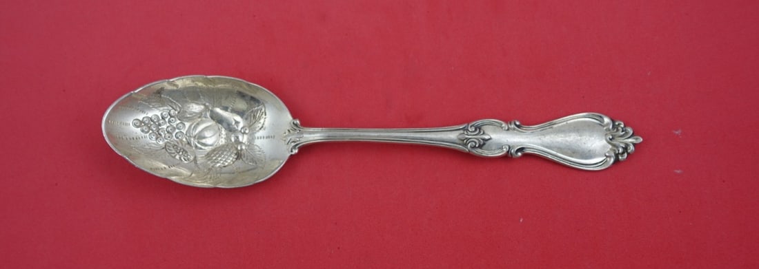 Towle Queen Elizabeth I Hand Chased Sterling Silver Berry Spoon 8.5" (1 of 2)