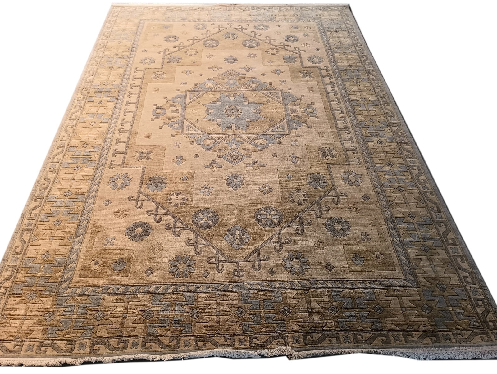 6 x 9 Geometric Oushak Rug in Neutral Tones for Elegant Spaces: 6 x 9 Geometric Oushak Rug in Neutral Tones for Elegant Spaces Free continental US Shipping Enhance your living space with this stunning 6 x 9 geometric Oushak rug, featuring a blend of neutral colors