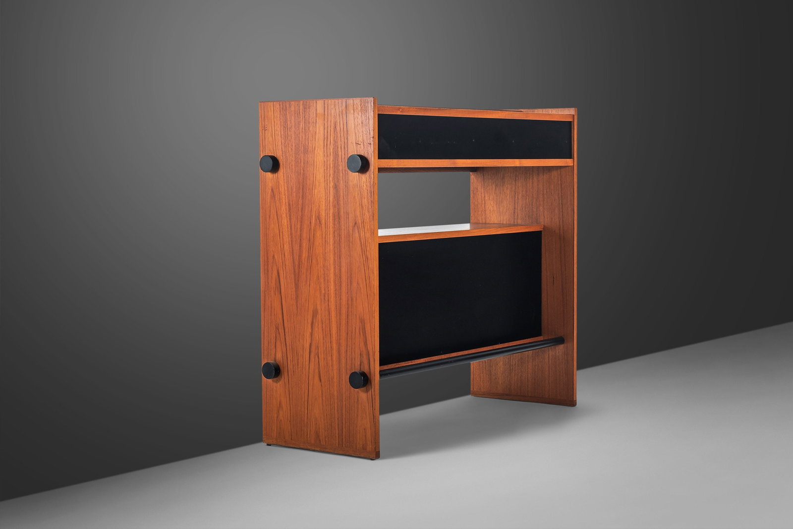 Vintage Mid Century Modern Two Tone Teak Bar 1960s: Vintage Mid Century Modern Two Tone Teak Bar 1960s This Mid Century Modern Two Tone Bar, crafted from exquisite teak wood, is a stunning example of functional art from the 1960s. Its striking design f