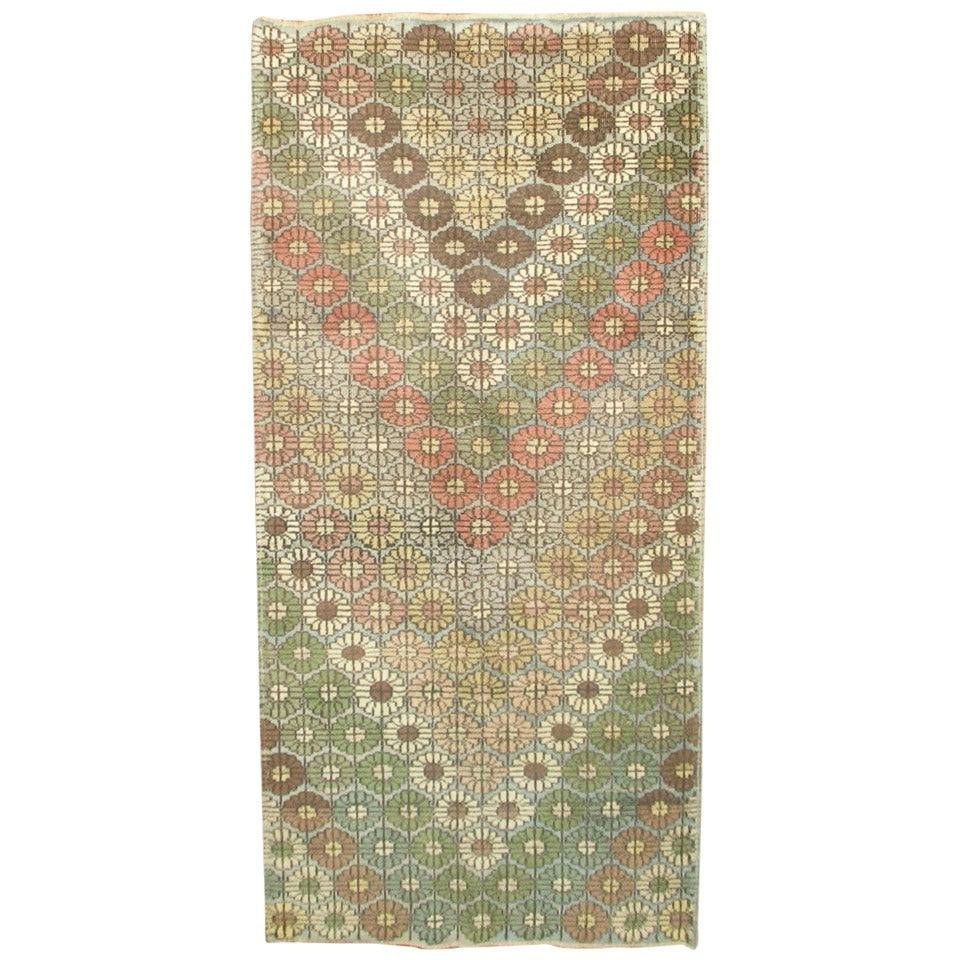 Handmade Wool Turkish Anatolian Rug Mid Century 3'5 x 7'3: Handmade Wool Turkish Anatolian Rug Mid Century 3'5 x 7'3 This unique mid-century Turkish Anatolian rug dates to around 1940 and features a handmade construction using wool. Showcasing a Mid-Century M