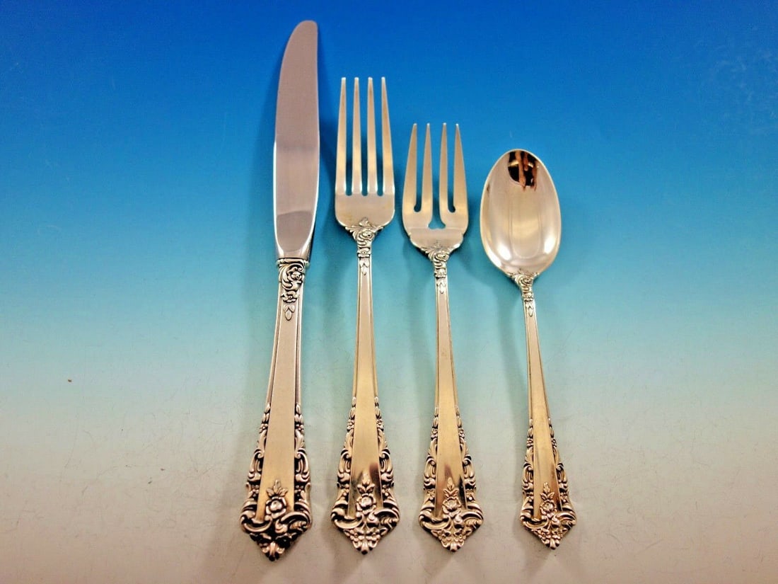 Lunt Rondelay Sterling Silver 4-Piece Place Setting: Lunt Rondelay Sterling Silver 4-Piece Place Setting Enhance your dining experience with this elegant 4-piece place setting from the Rondelay pattern by Lunt. Crafted from high-quality sterling silver,