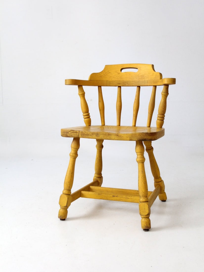 Vintage Mid-Century Buckstaff Yellow Oak Captains Chair: Vintage Mid-Century Buckstaff Yellow Oak Captains Chair This Mid-Century Captains Chair, crafted by Buckstaff of Oshkosh, WI, showcases a classic design from the mid-20th century. The chair features a