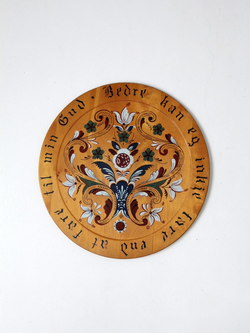 1951 Hand-Painted Mid Century Norwegian Floral Wood Plate: 1951 Hand-Painted Mid Century Norwegian Floral Wood Plate This exquisite Mid Century Norwegian wooden plate, dated 1951, showcases a stunning hand-painted floral design. The plate features the poetic 