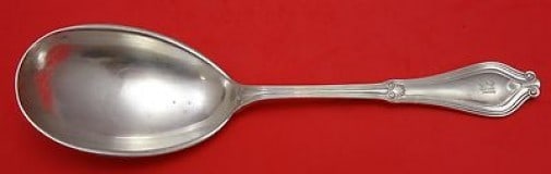 Tiffany & Co. Whittier Silverplate Berry Spoon Monogrammed: Tiffany & Co. Whittier Silverplate Berry Spoon Monogrammed This exquisite berry spoon from Tiffany & Co. features the elegant Whittier pattern, crafted in high-quality silverplate. The spoon is pre-ow