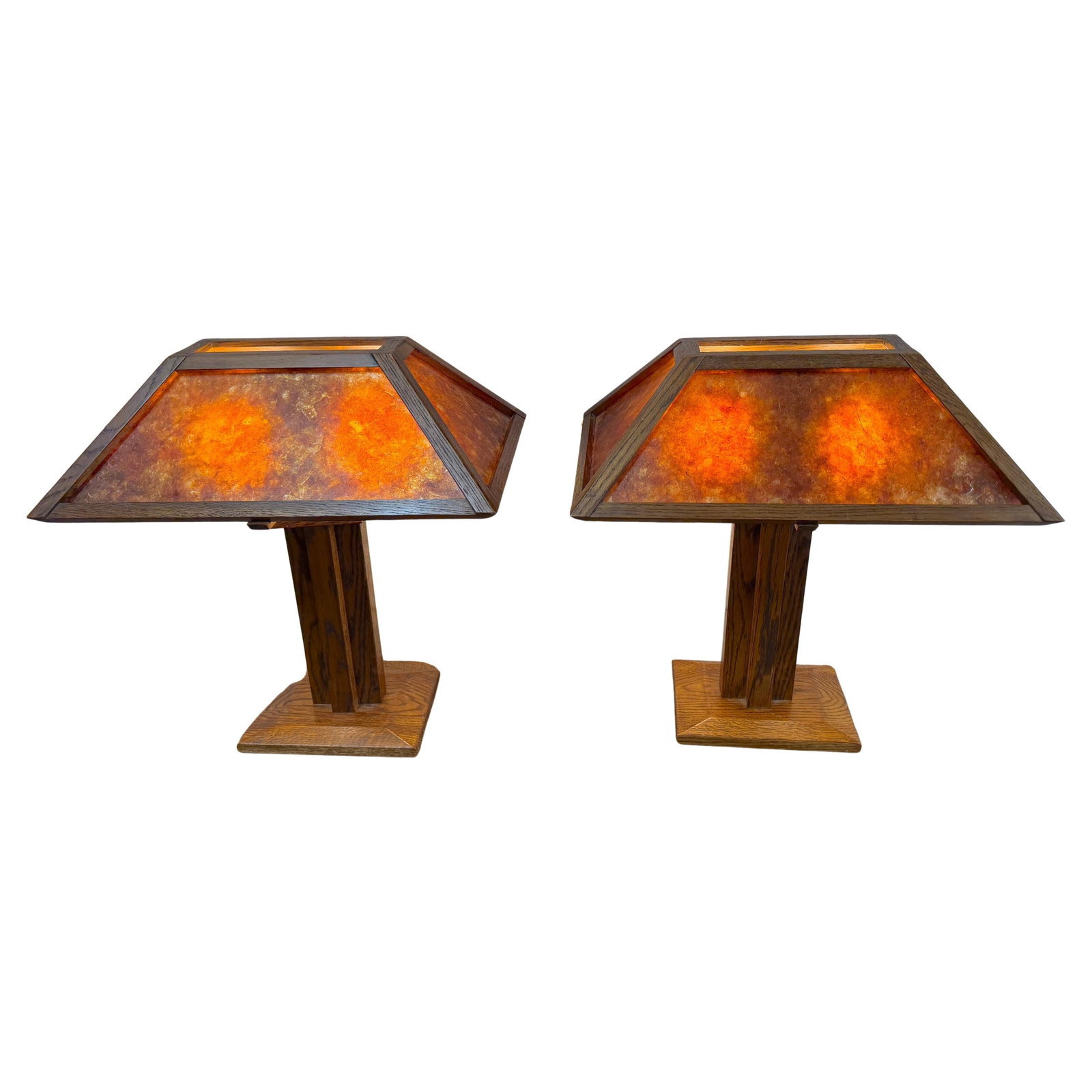 Set of Two Oak and Mica Prairie School Table Lamps After Frank Lloyd Wright: Set of Two Oak and Mica Prairie School Table Lamps After Frank Lloyd Wright This pair of Frank Lloyd Wright-style table lamps, crafted in solid oak and dating to the 1980s, features a distinctive arch