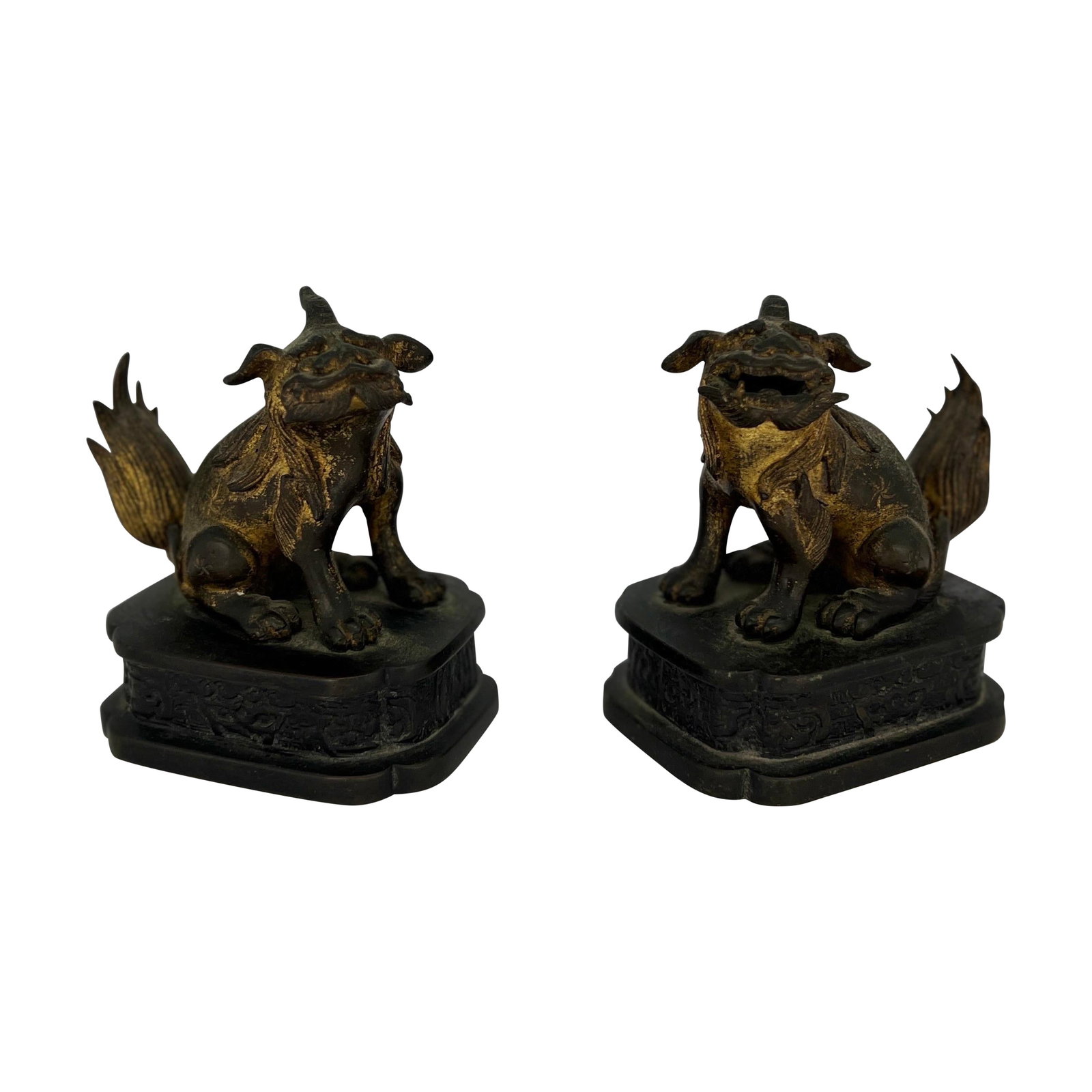 Set of 2 Ming Dynasty Gilt Bronze Chinese Foo Dogs Guardian Lions: Set of 2 Ming Dynasty Gilt Bronze Chinese Foo Dogs Guardian Lions This exquisite pair of Ming Dynasty gilt bronze Foo Dogs, also known as Guardian Lions, showcases the extraordinary quality and crafts