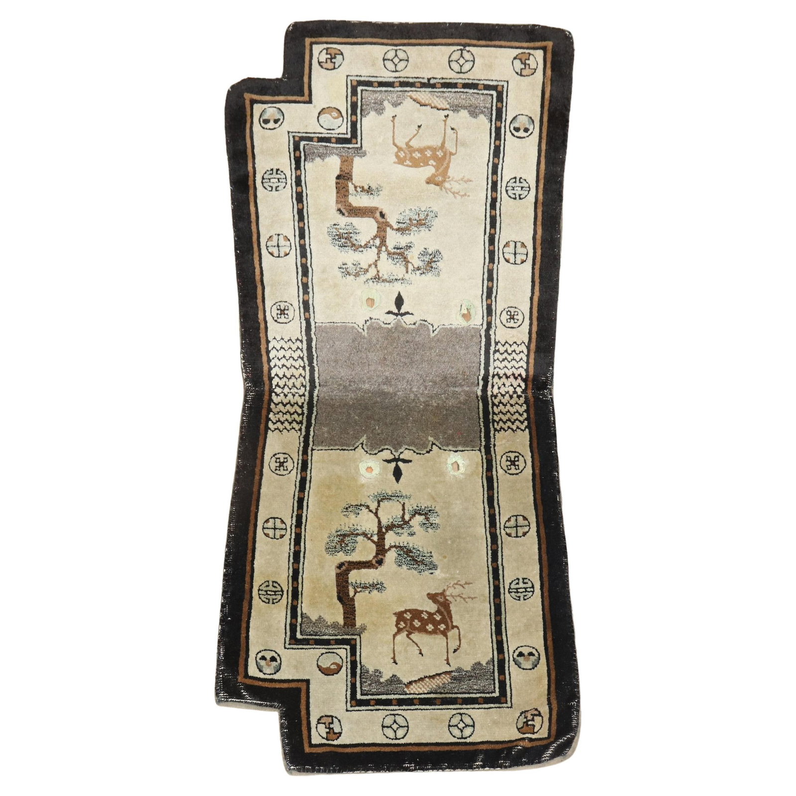 Early 20th Century Tibetan Wool Horsecover Rug Chinoiserie Style: Early 20th Century Tibetan Wool Horsecover Rug Chinoiserie Style This vibrant early 20th-century Tibetan horse cover textile rug showcases the exquisite Chinoiserie style. Crafted from high-quality wo