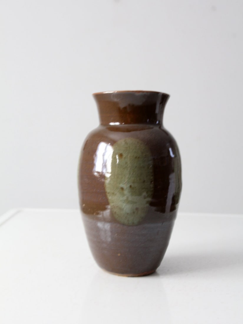 1972 Pritchard Signed Vintage Studio Pottery Vase Olive Brown Glaze: 1972 Pritchard Signed Vintage Studio Pottery Vase Olive Brown Glaze This vintage studio pottery vase, crafted in 1972, showcases a striking olive and brown glaze that highlights its handmade quality. 