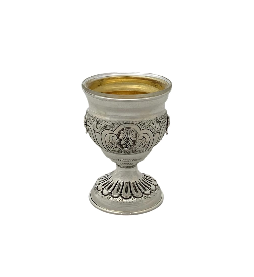 Handmade 925 Sterling Silver Leaf Applique Single Salt Holder: Handmade 925 Sterling Silver Leaf Applique Single Salt Holder This exquisite single salt holder is crafted from fine 925 sterling silver, showcasing intricate handmade leaf applique and chased swirl d
