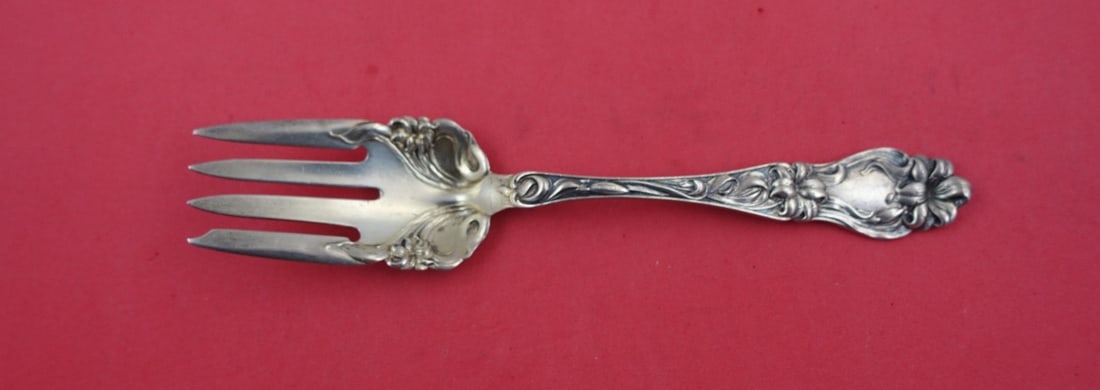 Frank Whiting Lily Sterling Silver Beef Fork with Floral Design: Frank Whiting Lily Sterling Silver Beef Fork with Floral Design This exquisite serving fork from the renowned Frank Whiting features the elegant 'Lily' pattern, characterized by beautifully crafted fl