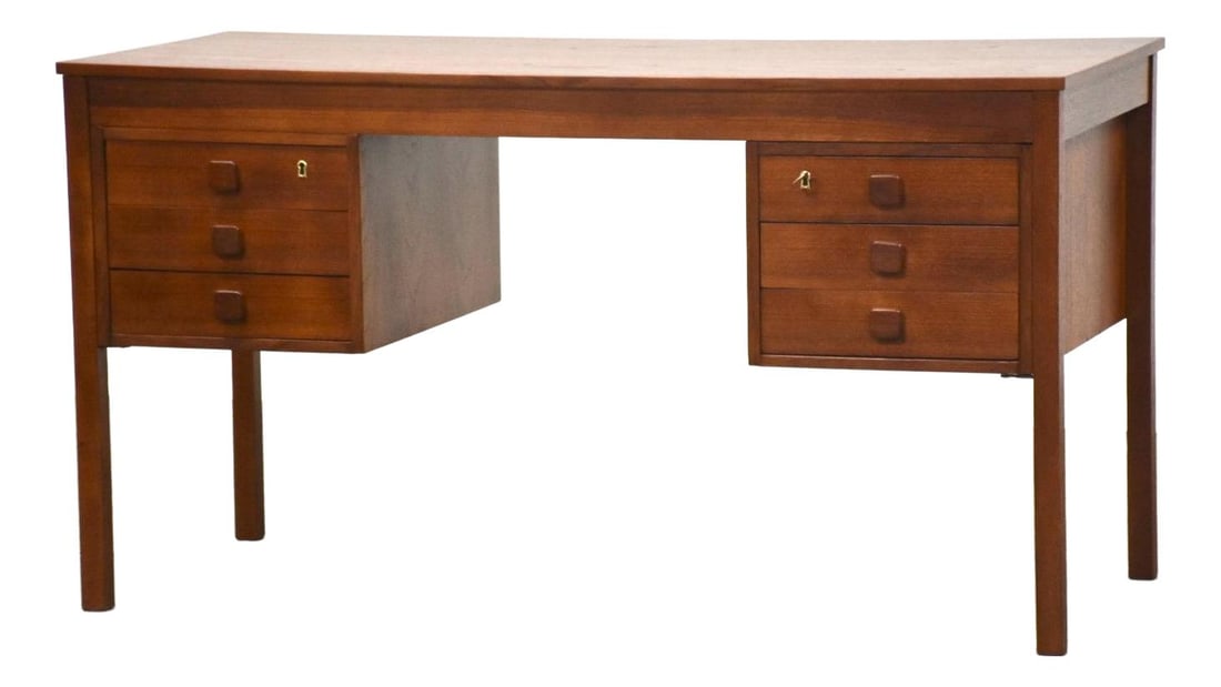 1960s Teak Danish Modern Desk by Domino Mobler Professionally Refinished: 1960s Teak Danish Modern Desk by Domino Mobler Professionally Refinished This exquisite mid-century modern desk, crafted by Domino Mobler, showcases the timeless elegance of Danish design. Professiona