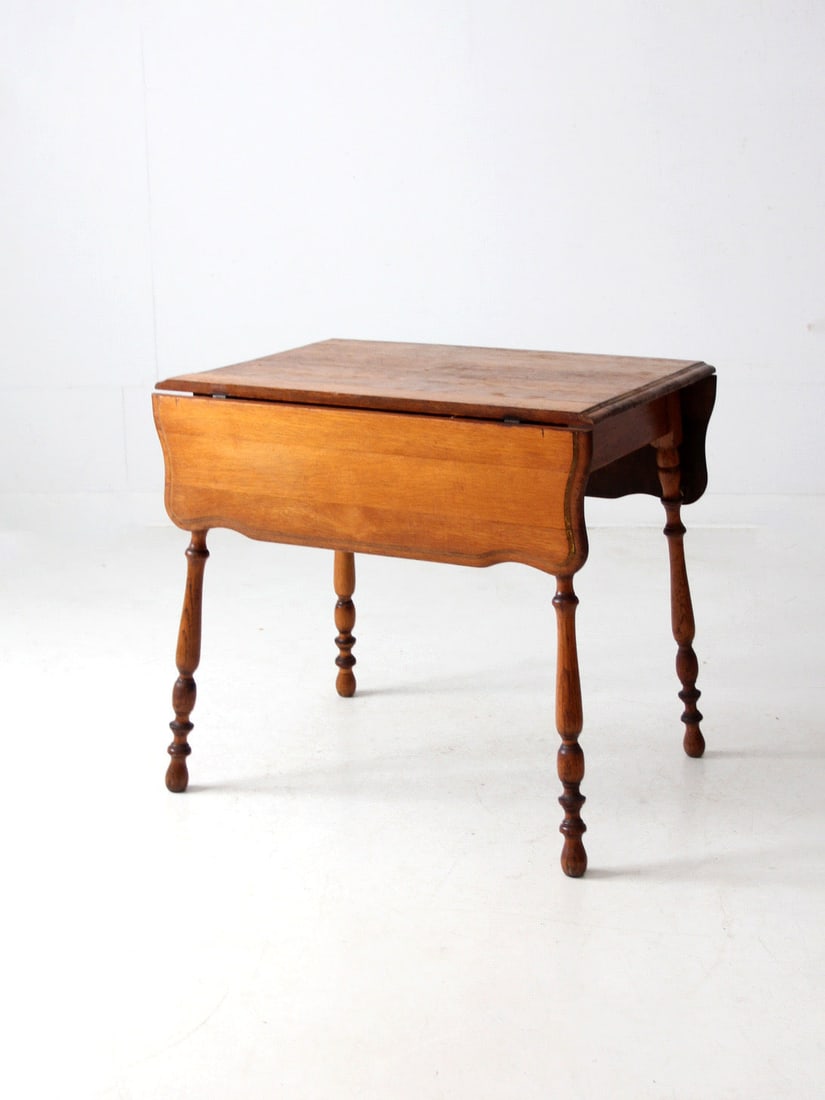 Antique Oak Table Colonial Revival Turned Legs 29.5"H: Antique Oak Table Colonial Revival Turned Legs 29.5"H This exquisite late 19th to early 20th century antique oak table showcases beautifully turned legs and a gracefully shaped apron, fusing Colonial 