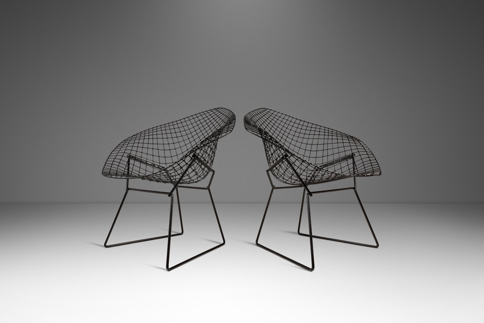 Set of 2 Harry Bertoia Diamond Chairs for Knoll Mid-Century Modern USA 1960s: Set of 2 Harry Bertoia Diamond Chairs for Knoll Mid-Century Modern USA 1960s Elevate your living space with this stunning set of two Mid-Century Modern "Diamond" chairs designed by the renowned Harry 