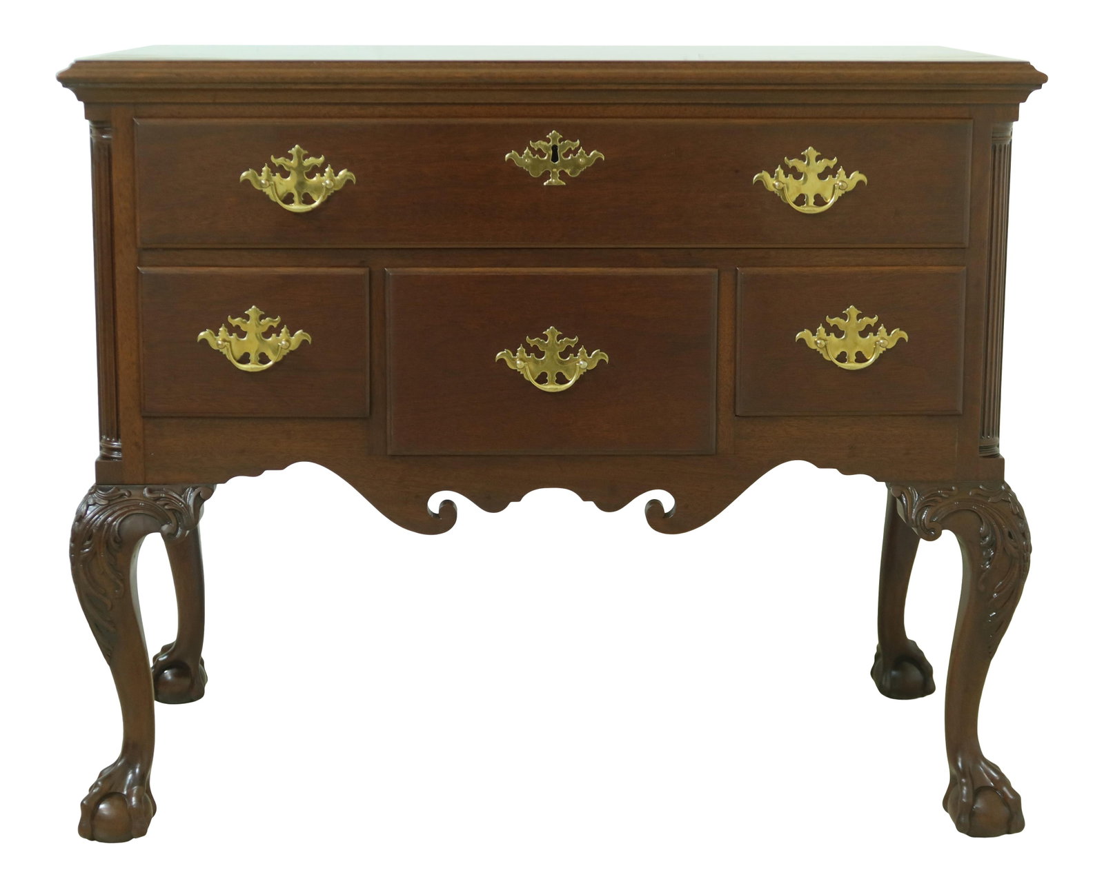 Kittinger CW-19 Colonial Williamsburg Mahogany Lowboy Chippendale Style: Kittinger CW-19 Colonial Williamsburg Mahogany Lowboy Chippendale Style This exquisite Kittinger CW-19 Colonial Williamsburg Lowboy, crafted from fine mahogany circa 1930s, showcases the elegance of