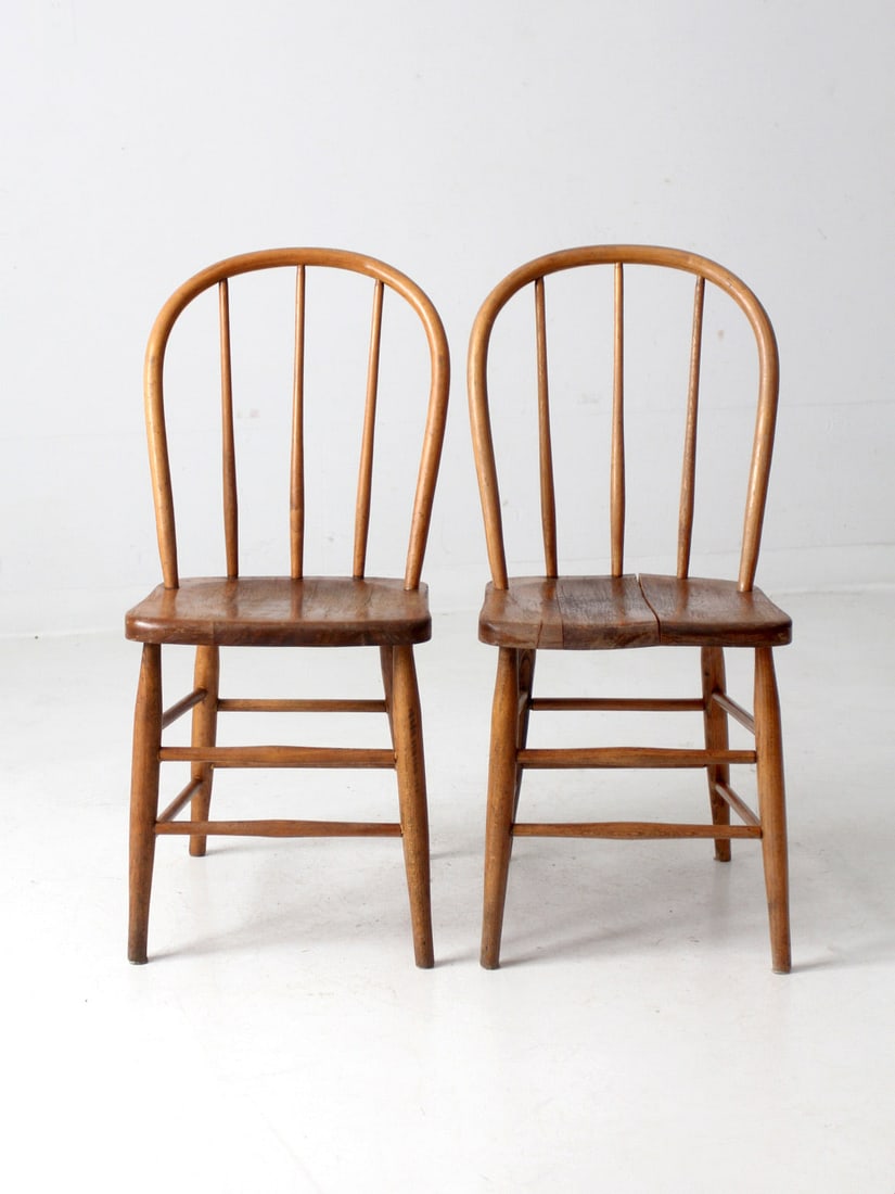 Windsor Style Vintage Wood Dining Chairs Pair with Spindle Backs: Windsor Style Vintage Wood Dining Chairs Pair with Spindle Backs This pair of vintage wood dining chairs showcases a charming Windsor style with classic round spindle backs and sturdy splay legs, perf
