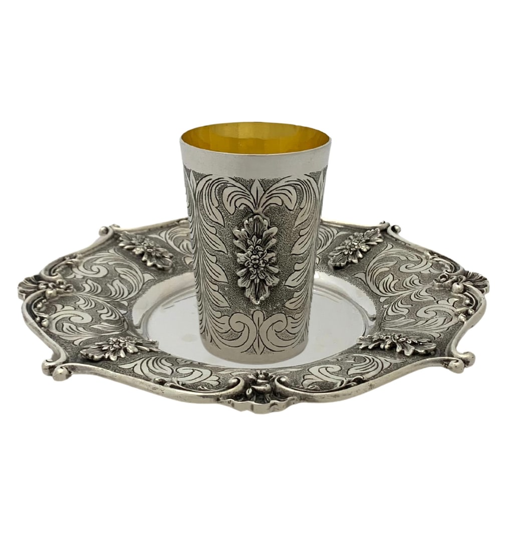 Handmade 925 Sterling Silver Floral Cup and Tray Set: Handmade 925 Sterling Silver Floral Cup and Tray Set Discover this exquisite handmade cup and tray set crafted from fine 925 sterling silver, featuring intricate floral swirl designs. The combination 
