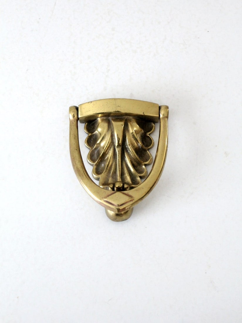 Vintage Antique Brass Scalloped Crest Door Knocker: Vintage Antique Brass Scalloped Crest Door Knocker Enhance the entrance of your home with this exquisite antique brass door knocker. Featuring a charming scalloped crest design, this door knocker boas