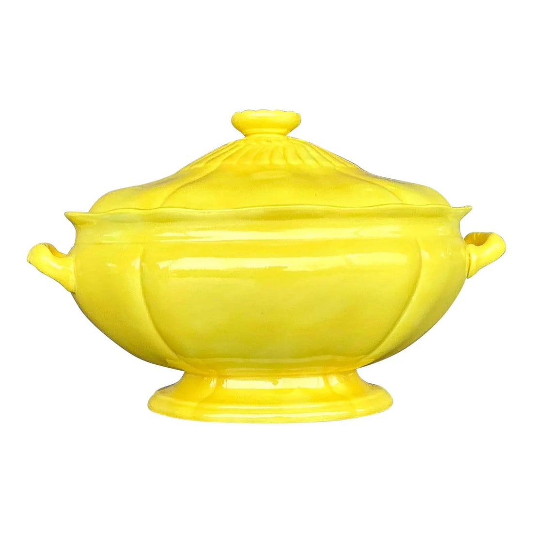 Vintage Boho Yellow Ceramic Tureen with Scalloped Lid: Vintage Boho Yellow Ceramic Tureen with Scalloped Lid Enhance your kitchen or dining area with this exquisite vintage boho glazed ceramic tureen, adorned in a vibrant yellow hue. Its gracefully