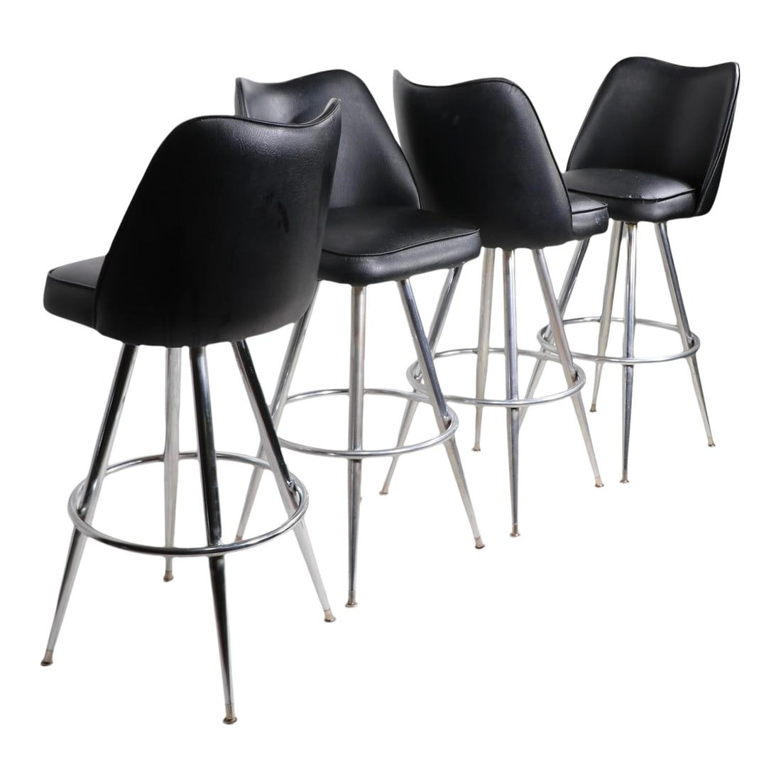 Mid Century Set of 4 Wilmor Swivel Bar Stools 1970s Chrome Vinyl: Mid Century Set of 4 Wilmor Swivel Bar Stools 1970s Chrome Vinyl This stylish set of four bar height swivel stools from the 1970s features original black vinyl upholstery complemented by sleek elongat