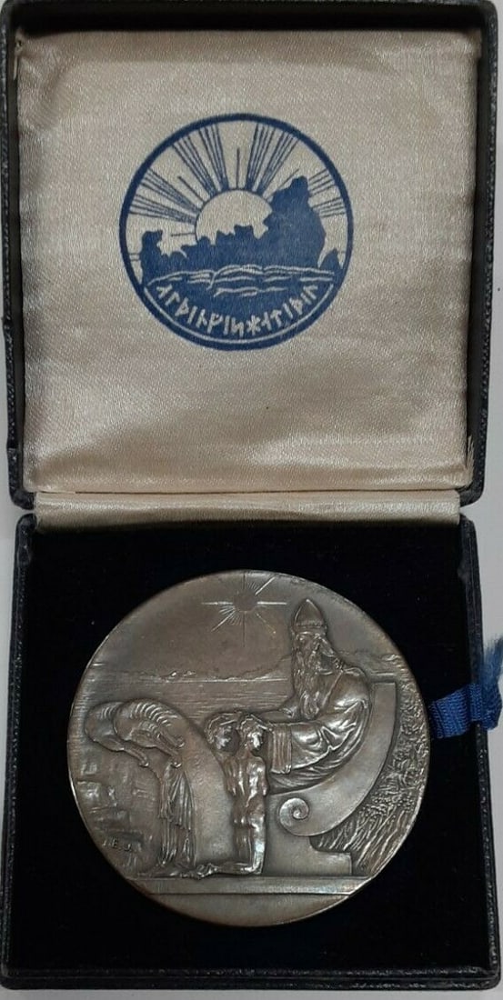 Uncirculated 1930 Iceland 10 Kronur Silver Commemorative Coin With Box (1 of 2)