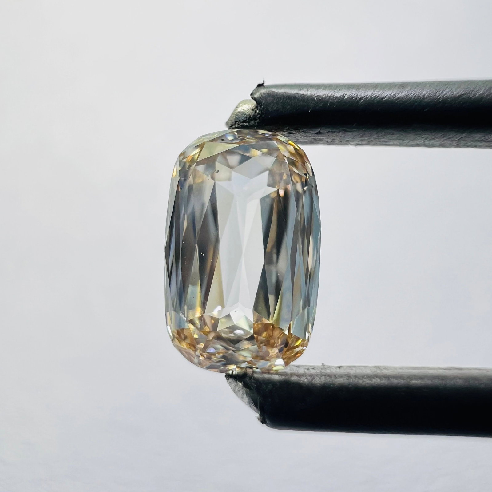 Loose Diamond - CUSHION BRILLIANT 0.66ct Orange VS2: Loose Diamond - CUSHION BRILLIANT 0.66ct Orange VS2 Source: This is a real non-mined Diamond that has been grown in a lab Shape: CUSHION BRILLIANT Carats: 0.66 Color: Orange Certification: NONE Additi