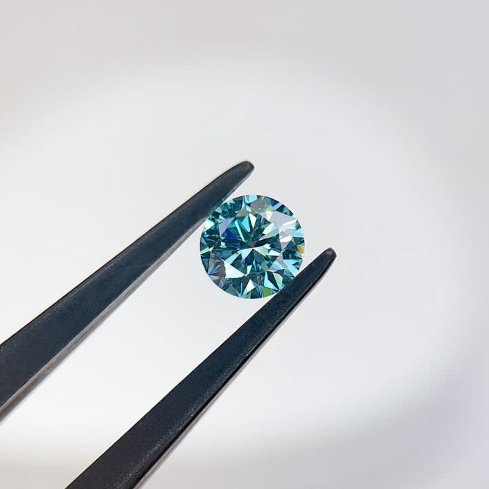 Ideal Loose Diamond - ROUND 1.0ct Fancy Vivid Blue VVS2: Ideal Loose Diamond - ROUND 1.0ct Fancy Vivid Blue VVS2 Source: This is a real non-mined Diamond that has been grown in a lab Shape: ROUND Carats: 1.0 Color: Fancy Vivid Blue Certification: IGI