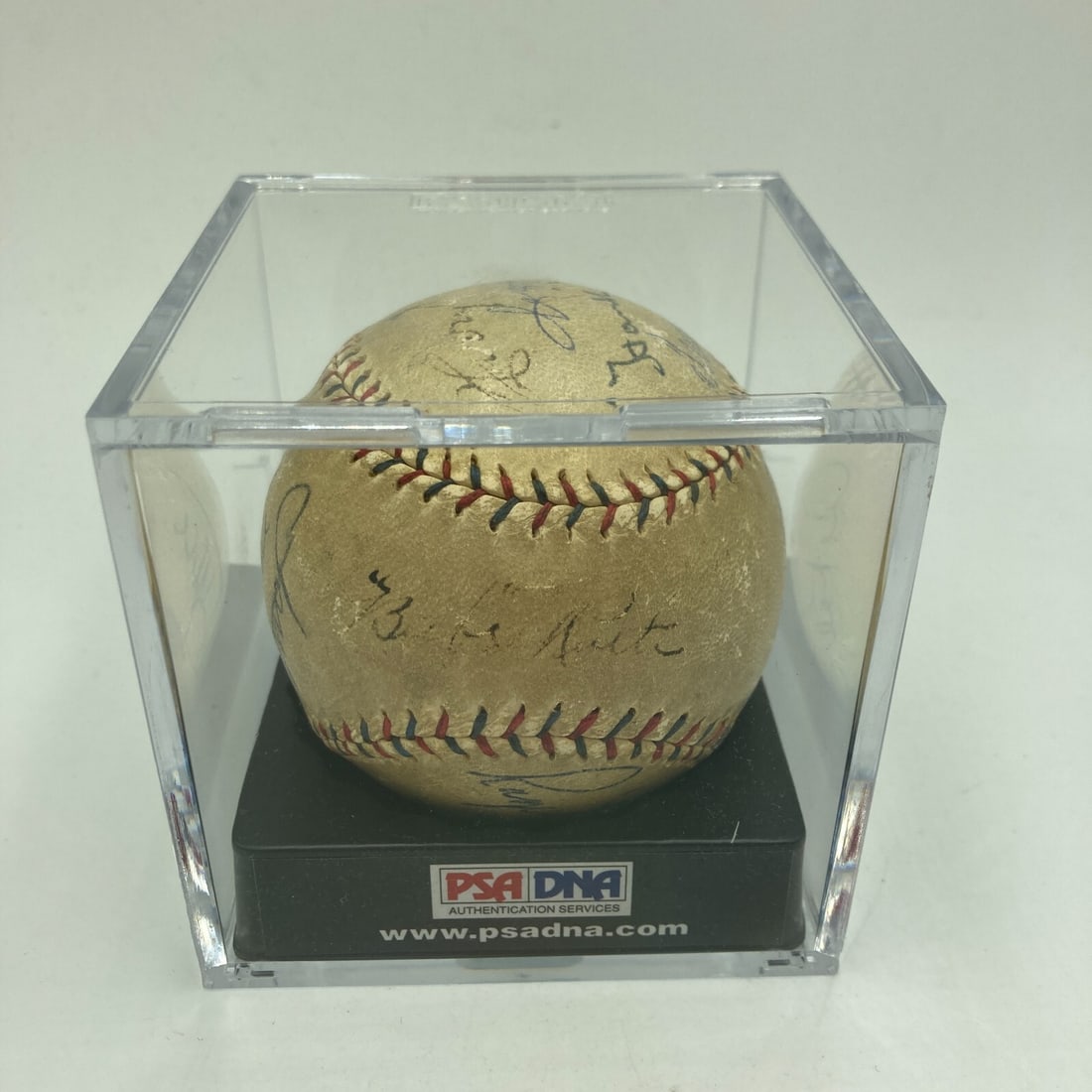 Babe Ruth Roger Maris Hank Aaron Signed Baseball PSA DNA Home Run Kings: Babe Ruth Roger Maris Hank Aaron Signed Baseball PSA DNA Home Run Kings This extraordinary baseball features the signatures of legendary Home Run Kings, including Babe Ruth, Roger Maris, and Hank Aaro