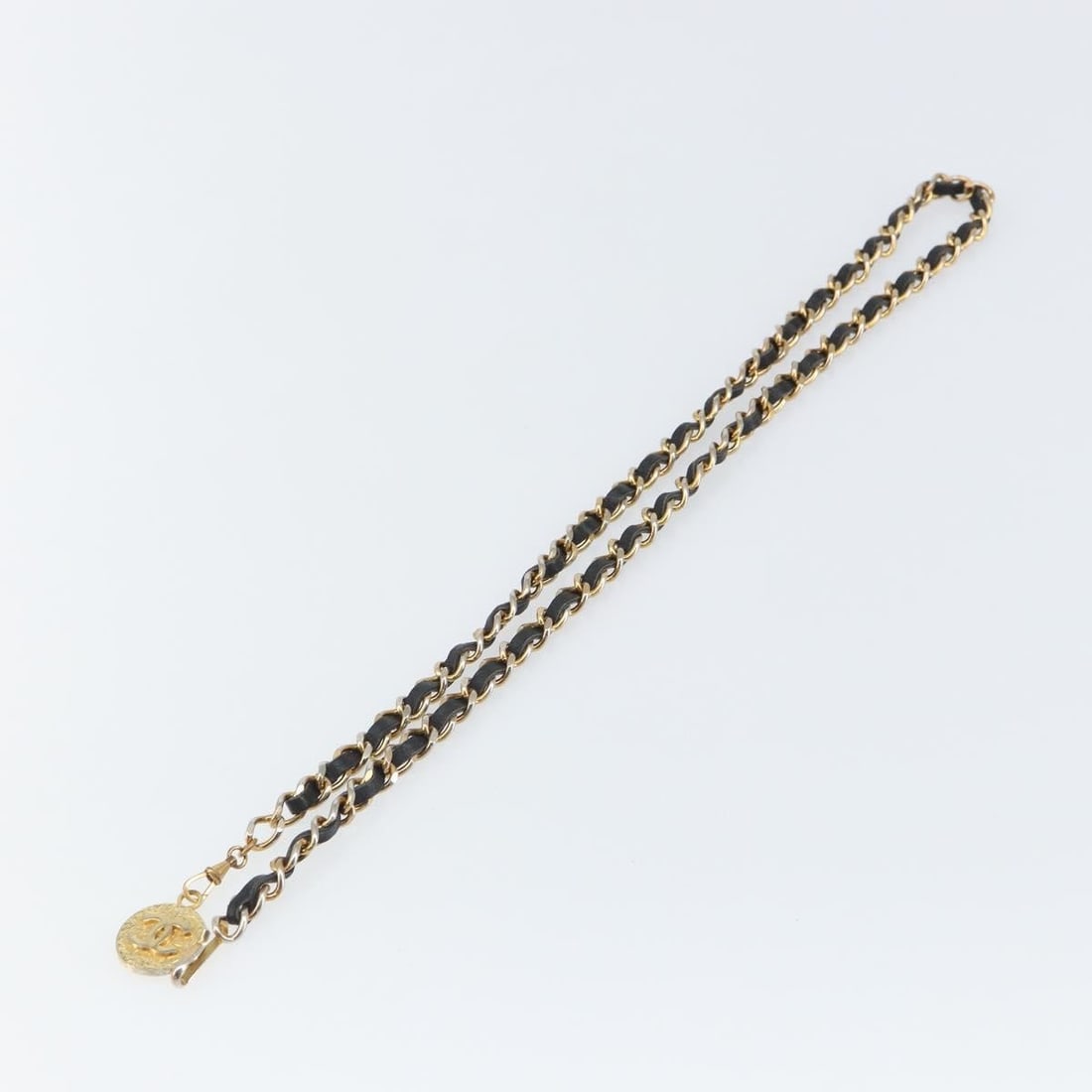 Vintage Chanel Chain Belt in Metal and Black Leather 87cm: Vintage Chanel Chain Belt in Metal and Black Leather 87cm This Chanel vintage logo chain belt features a combination of metal and black leather materials designed for female wear. The belt measures 87