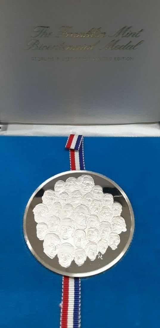 Sterling Silver 1975 Bicentennial Proof Medal by Franklin Mint with Case: Sterling Silver 1975 Bicentennial Proof Medal by Franklin Mint with Case This 1975 Franklin Mint sterling silver proof medal commemorates America's Bicentennial. Crafted in the United States, the meda