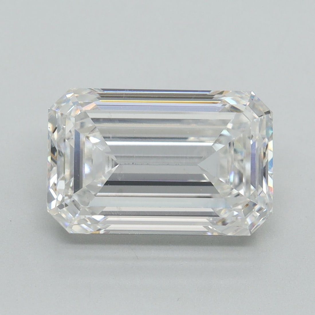 Loose Diamond - EMERALD 4.04ct E VS2: Loose Diamond - EMERALD 4.04ct E VS2 Source: This is a real non-mined Diamond that has been grown in a lab Shape: EMERALD Carats: 4.04 Color: E Clarity: VS2 Certification: IGI Video: