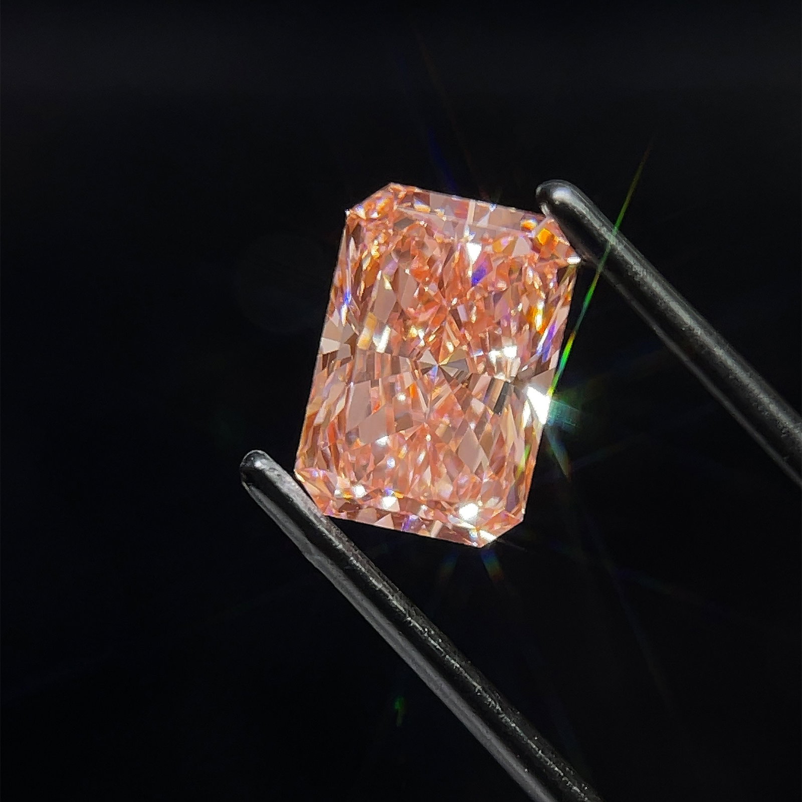 Loose Diamond - RADIANT 2.8ct Fancy Vivid Pink VS1: Loose Diamond - RADIANT 2.8ct Fancy Vivid Pink VS1 Source: This is a real non-mined Diamond that has been grown in a lab Shape: RADIANT Carats: 2.8 Color: Fancy Vivid Pink Certification: IGI Video:
