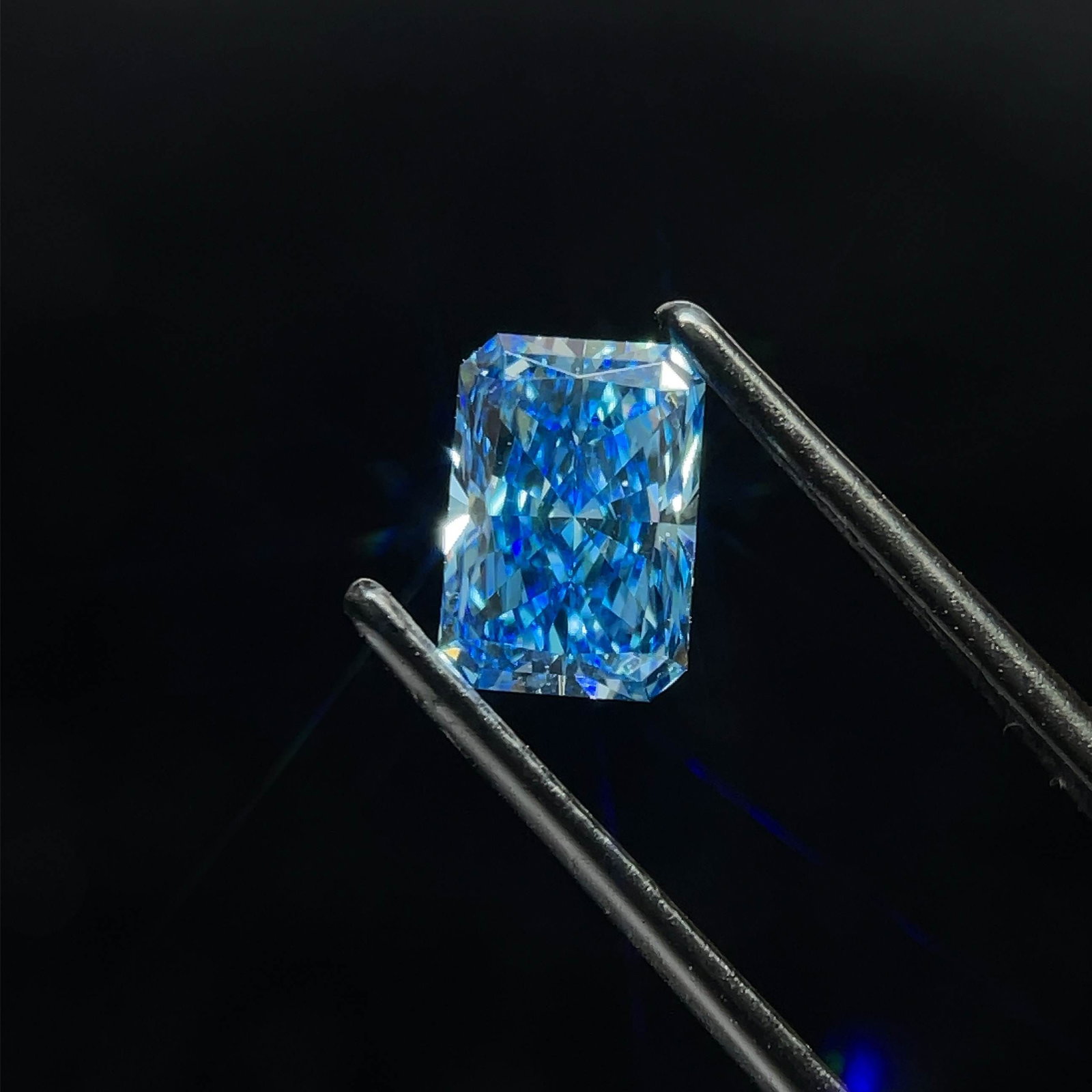 Loose Diamond - RADIANT 1.93ct Fancy Vivid Blue VS1: Loose Diamond - RADIANT 1.93ct Fancy Vivid Blue VS1 Source: This is a real non-mined Diamond that has been grown in a lab Shape: RADIANT Carats: 1.93 Color: Fancy Vivid Blue Certification: IGI Video: