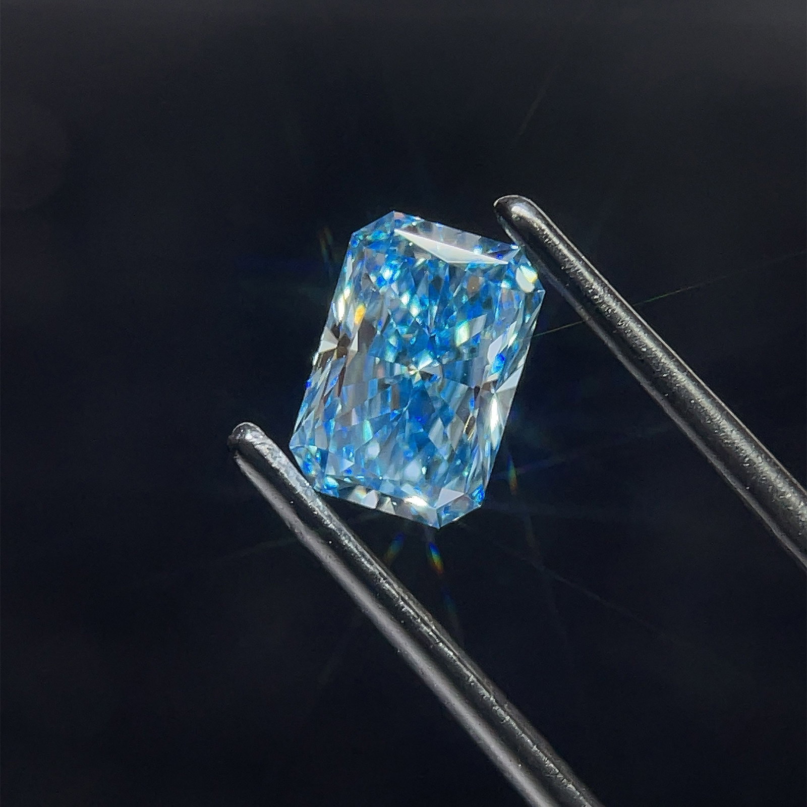 Loose Diamond - RADIANT 1.54ct Fancy Vivid Blue VS1: Loose Diamond - RADIANT 1.54ct Fancy Vivid Blue VS1 Source: This is a real non-mined Diamond that has been grown in a lab Shape: RADIANT Carats: 1.54 Color: Fancy Vivid Blue Certification: IGI Video: