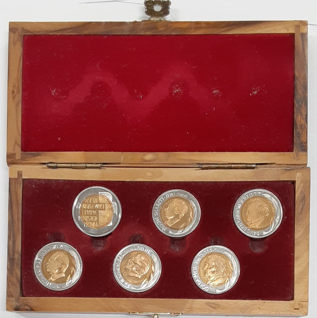 Six Israeli Prime Ministers Bi-Metallic Medals Uncirculated in Wooden Display Case Set of 6: Six Israeli Prime Ministers Bi-Metallic Medals Uncirculated in Wooden Display Case Set of 6 This set includes six bi-metallic medals featuring former Prime Ministers of Israel, ranging from David Ben-