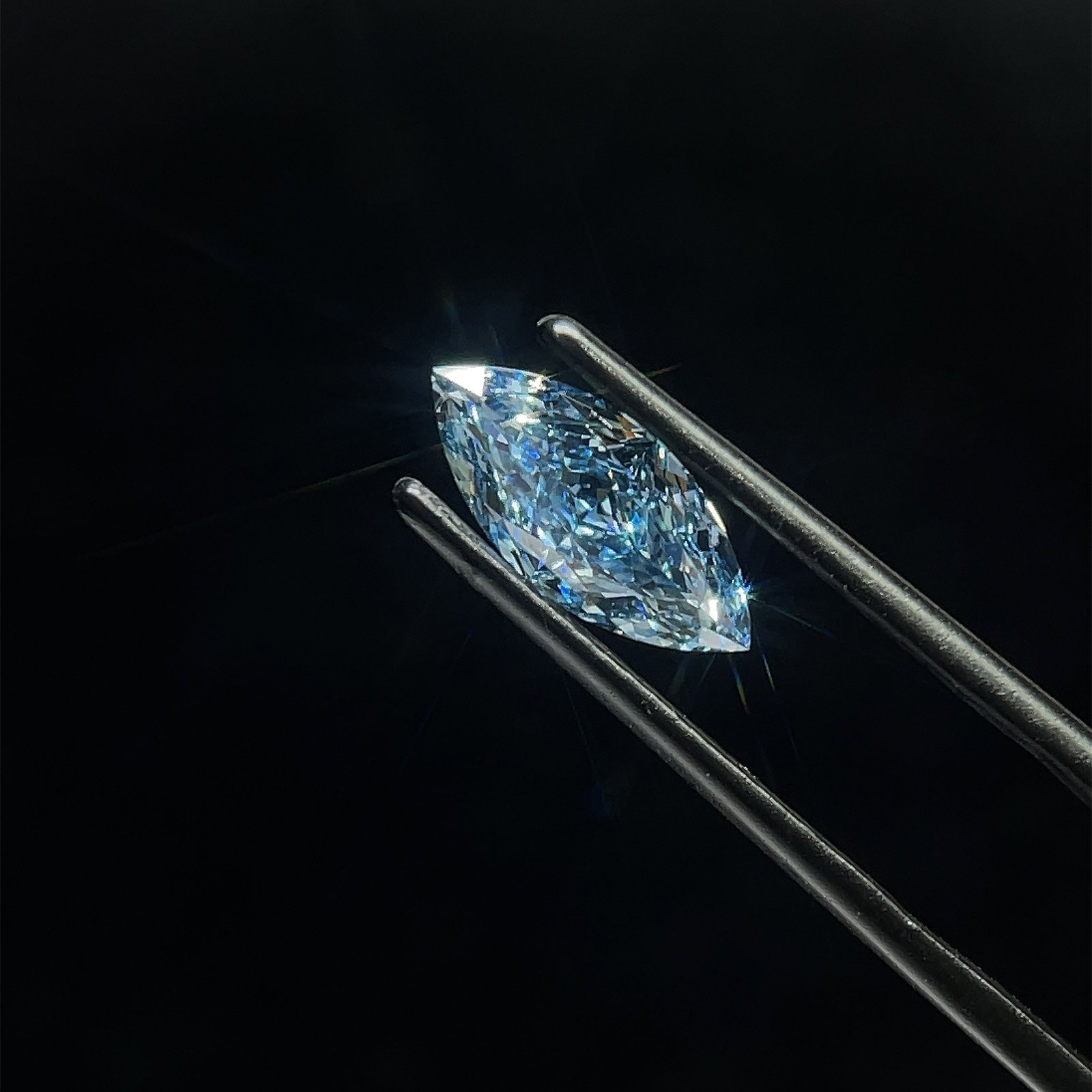 Loose Diamond - MARQUISE 1.41ct Fancy Vivid Blue SI1: Loose Diamond - MARQUISE 1.41ct Fancy Vivid Blue SI1 Source: This is a real non-mined Diamond that has been grown in a lab Shape: MARQUISE Carats: 1.41 Color: Fancy Vivid Blue Certification: IGI Video