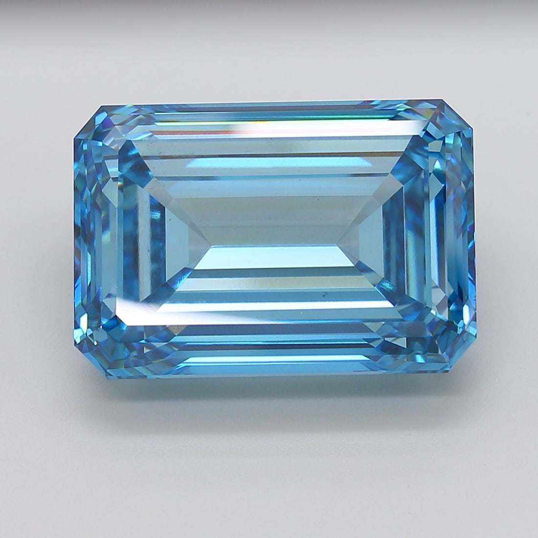 Loose Diamond - EMERALD 31.22ct Fancy Vivid Blue VS1: Loose Diamond - EMERALD 31.22ct Fancy Vivid Blue VS1 Source: This is a real non-mined Diamond that has been grown in a lab Shape: EMERALD Carats: 31.22 Color: Fancy Vivid Blue Certification: IGI