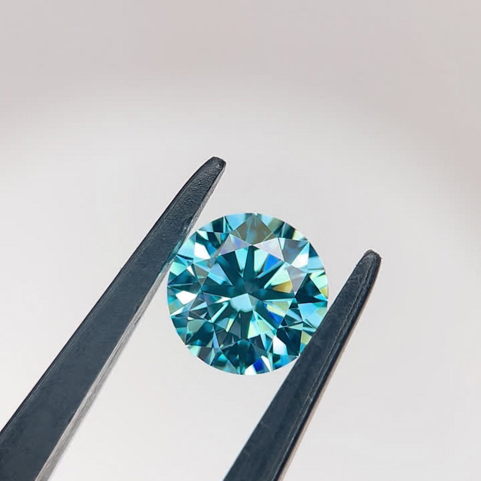 Loose Diamond - ROUND 1.0ct Fancy Vivid Blue VVS2: Loose Diamond - ROUND 1.0ct Fancy Vivid Blue VVS2 Source: This is a real non-mined Diamond that has been grown in a lab Shape: ROUND Carats: 1.0 Color: Fancy Vivid Blue Certification: IGI Video: