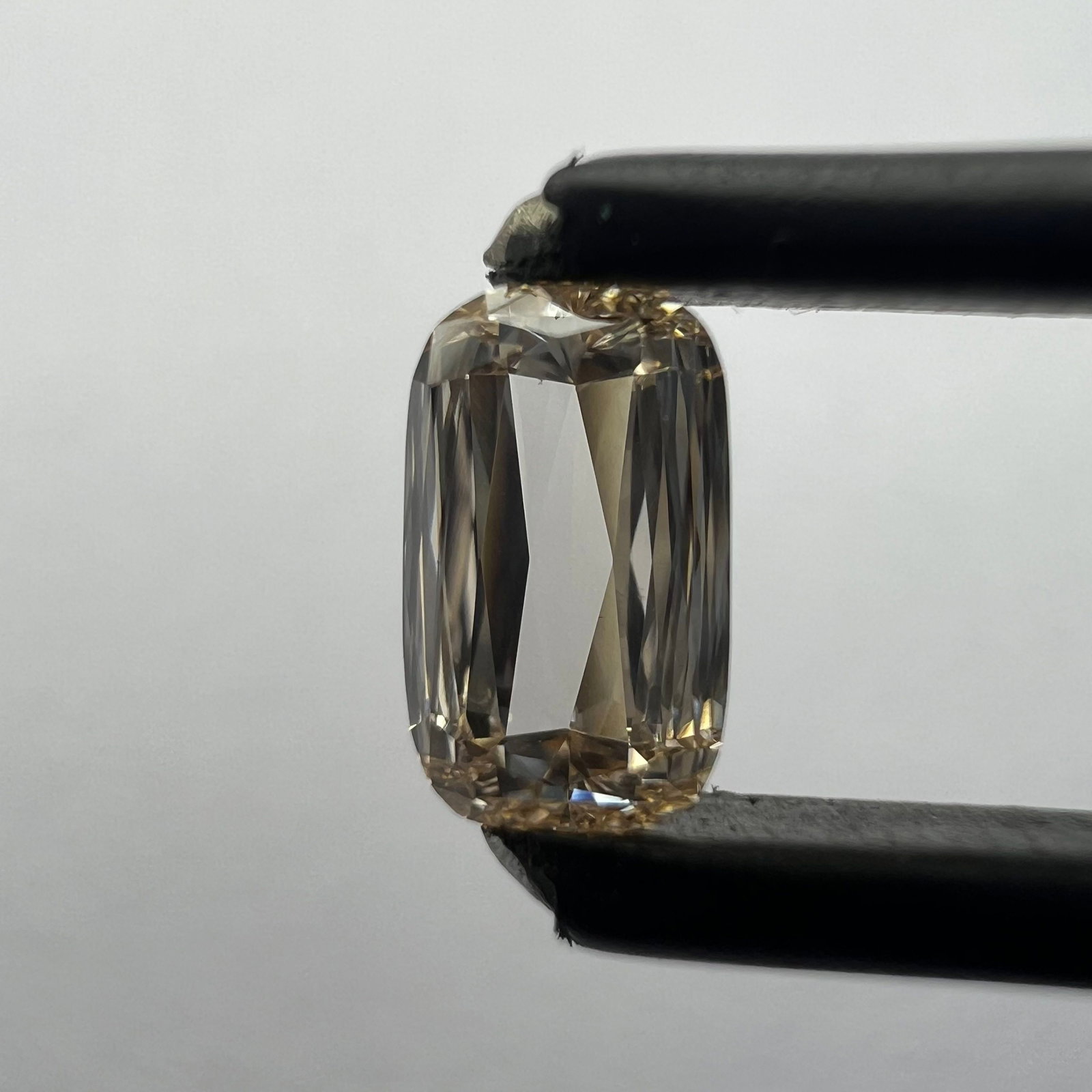 Loose Diamond - CUSHION BRILLIANT 0.5ct Orange VS1: Loose Diamond - CUSHION BRILLIANT 0.5ct Orange VS1 Source: This is a real non-mined Diamond that has been grown in a lab Shape: CUSHION BRILLIANT Carats: 0.5 Color: Orange Certification: NONE