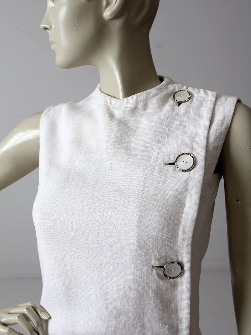 1960s Marie McCarthy for Larry Aldrich White Linen Shift Dress: 1960s Marie McCarthy for Larry Aldrich White Linen Shift Dress Step back in time with this stunning 1960s mod vintage dress designed by Marie McCarthy for Larry Aldrich. Crafted from white linen, this