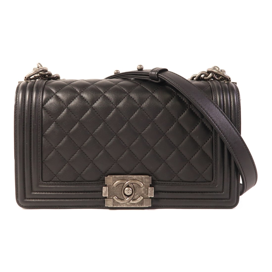 CHANEL Boy 25 Black Calfskin Shoulder Bag: CHANEL Boy 25 Black Calfskin Shoulder Bag This CHANEL Boy 25 chain shoulder bag is crafted from black calfskin leather, offering a sophisticated and timeless look. Designed for women, this shoulder ba