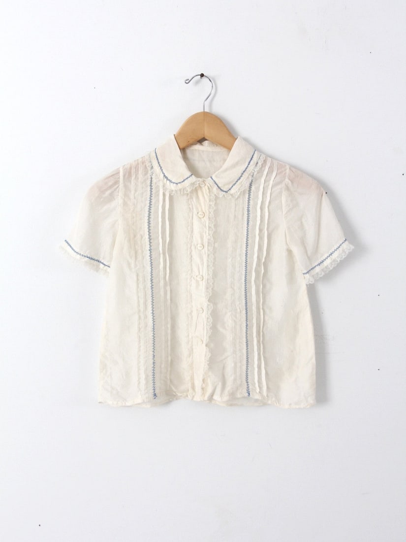 1920s Vintage Cream Silk Blouse with Lace Trim: 1920s Vintage Cream Silk Blouse with Lace Trim Elevate your vintage wardrobe with this exquisite silk blouse from the 1920s. Crafted from cream silk, this top features elegant pin tuck pleats along th