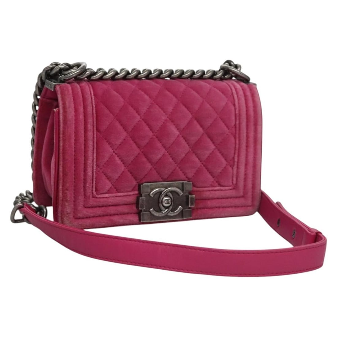 Chanel Boy Flap pink velvet handbag 20cm x 12cm x 3cm: Chanel Boy Flap pink velvet handbag 20cm x 12cm x 3cm This Chanel Boy Flap Bag features a luxurious quilted velvet exterior in pink, complemented by a structured silhouette. Designed for women, it off