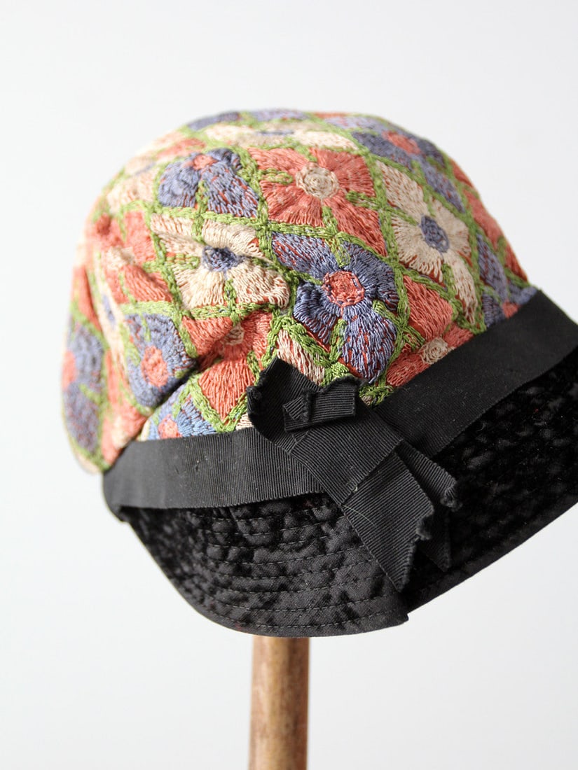 1920s Vintage Black Velvet Flapper Cloche Hat with Embroidery (1 of 2)