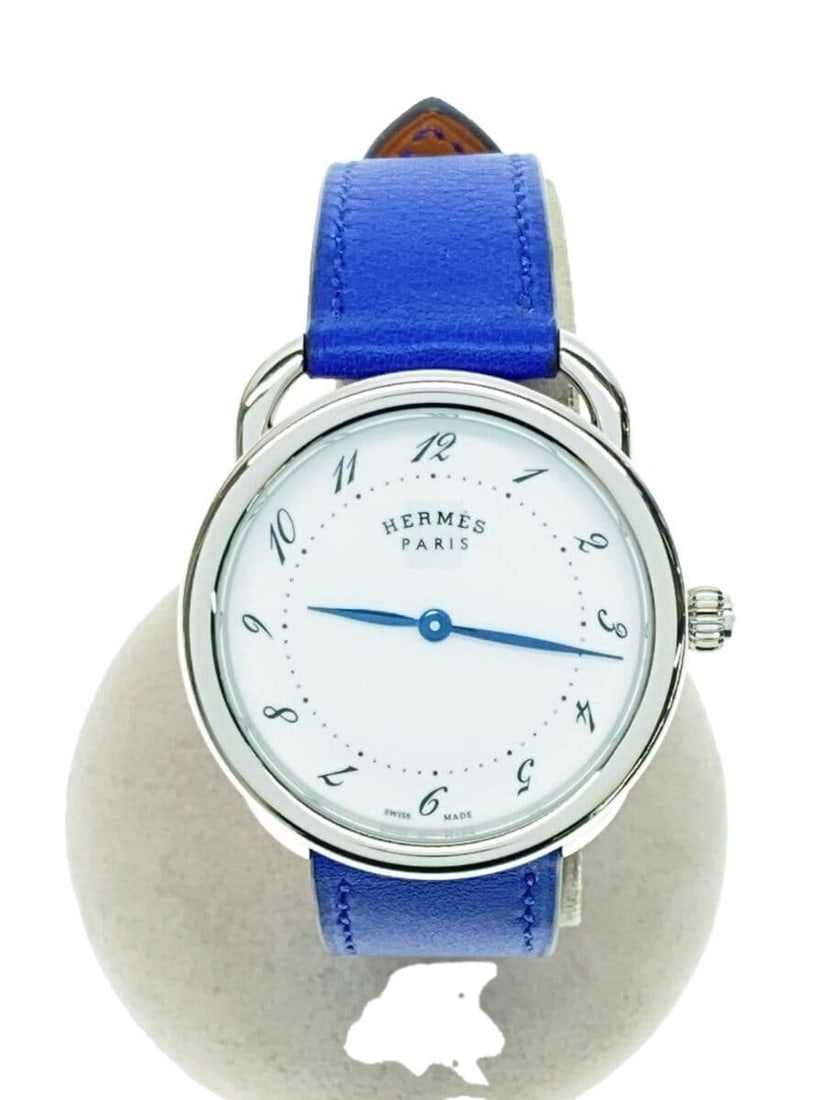 Hermes Arceau quartz white dial leather strap watch AR5.510: Hermes Arceau quartz white dial leather strap watch AR5.510 This Hermes Arceau Quartz AR5.510 women's wristwatch features a white dial with a sapphire crystal and is powered by a quartz movement. The 