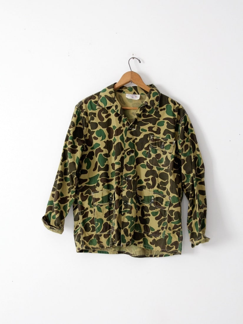 Vintage 1960s Camouflage Hunting Jacket with Chest Pockets: Vintage 1960s Camouflage Hunting Jacket with Chest Pockets This vintage 1960s camouflage hunting jacket is a unique piece with a rich character from its age. Crafted from cotton, it features chest poc